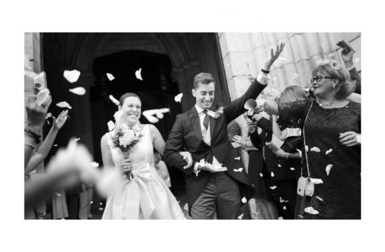 Wyjście Pary Młodej po ceremonii ślubnej – fotograf ślubny Kraków.