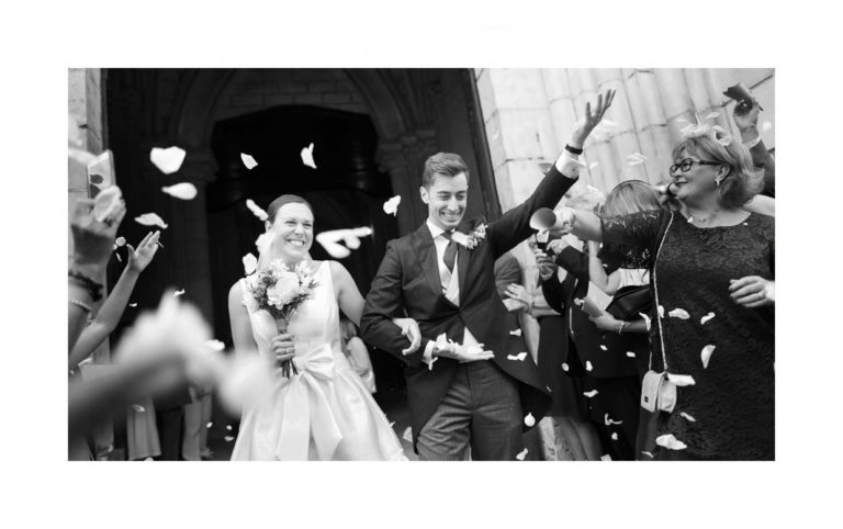 Wyjście Pary Młodej po ceremonii ślubnej – fotograf ślubny Kraków.