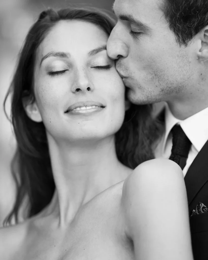 Artystyczna fotografia ślubna Kraków – delikatne ujęcie panny młodej w sukni couture i pana młodego w wykwintnym garniturze