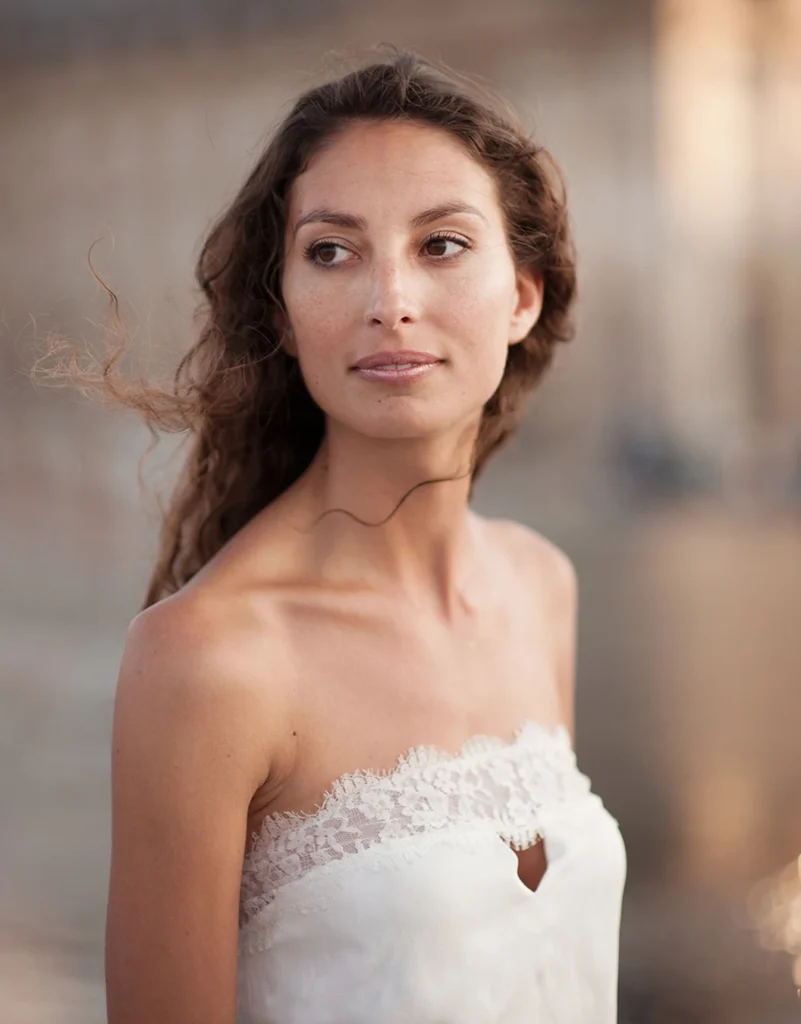 Delikatny portret panny młodej fine art, miękkie światło i naturalny makijaż, Kraków