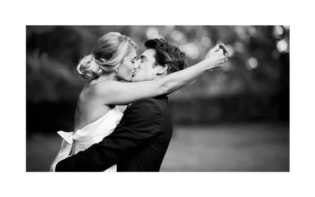 Ujmujący i romantyczny portret pary młodej w stylu nowoczesnym w hotelu Starym w Krakowie.