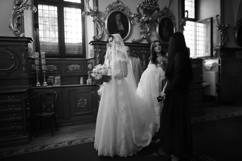 Para młoda spacerująca ulicami Krakowa – romantyczna fotografia ślubna