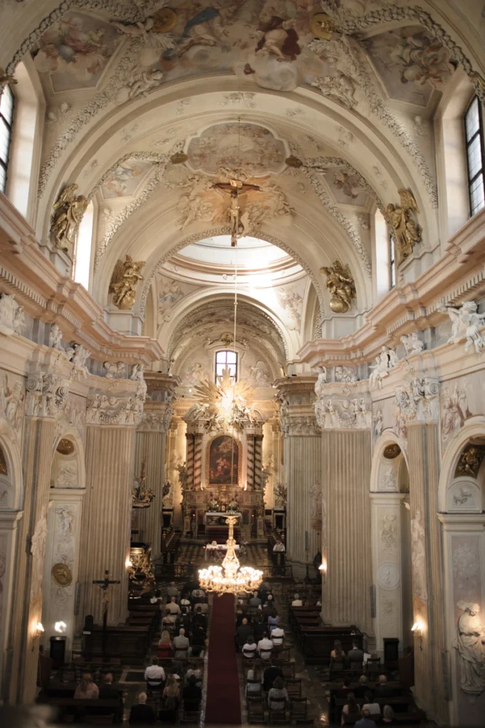 Elegancka fotografia ślubna pary młodej na tle krakowskiej architektury