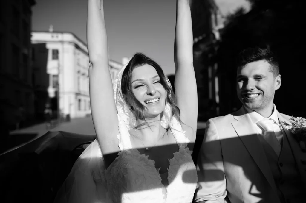 Para młoda podczas romantycznej sesji poślubnej w Krakowie – fotografia premium
